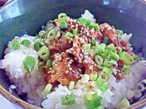 お昼に最高☆味噌サバ缶丼